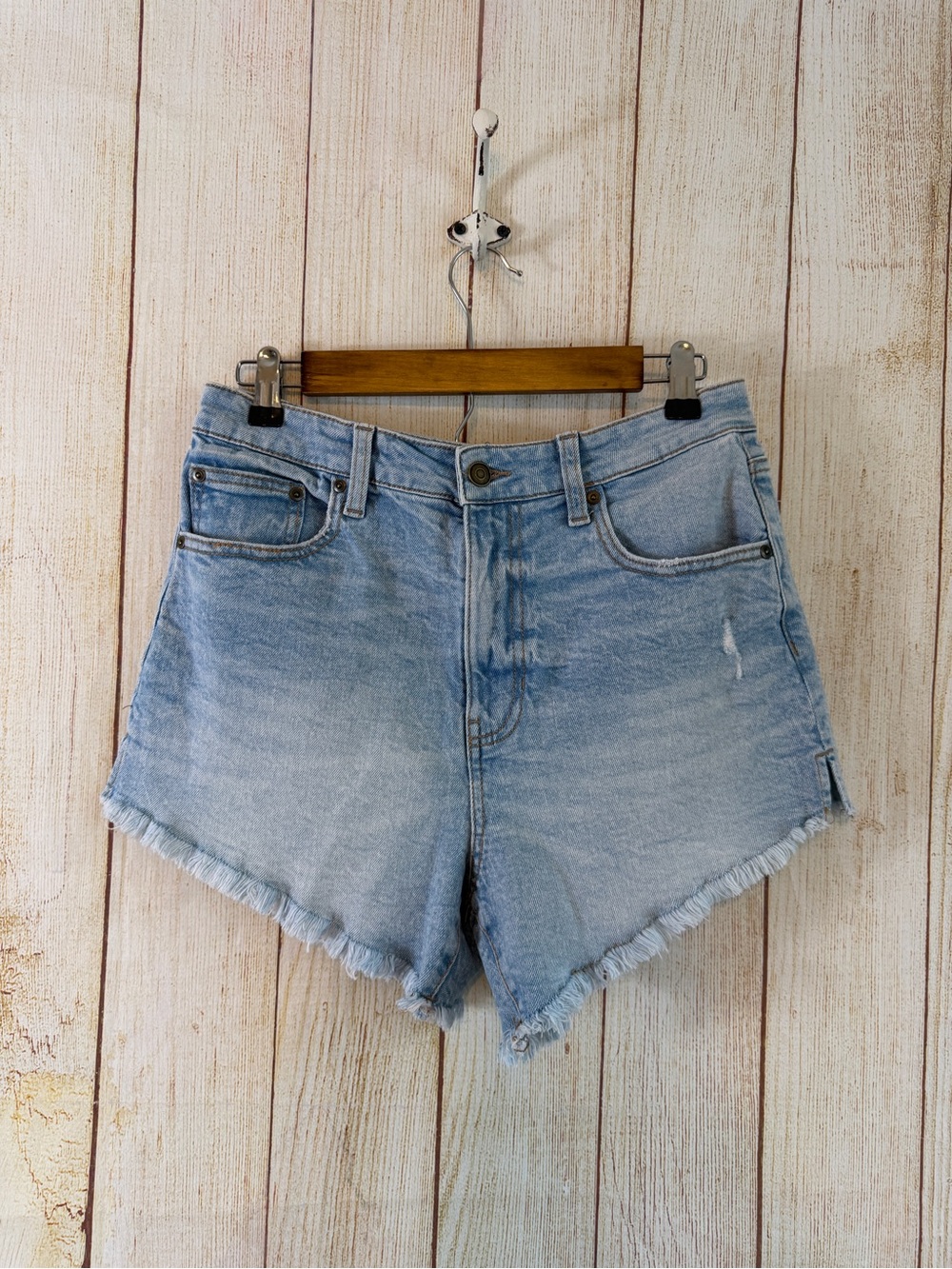 Celebrity Pink Light Wash Distressed Denim Shorts – Size 11/30